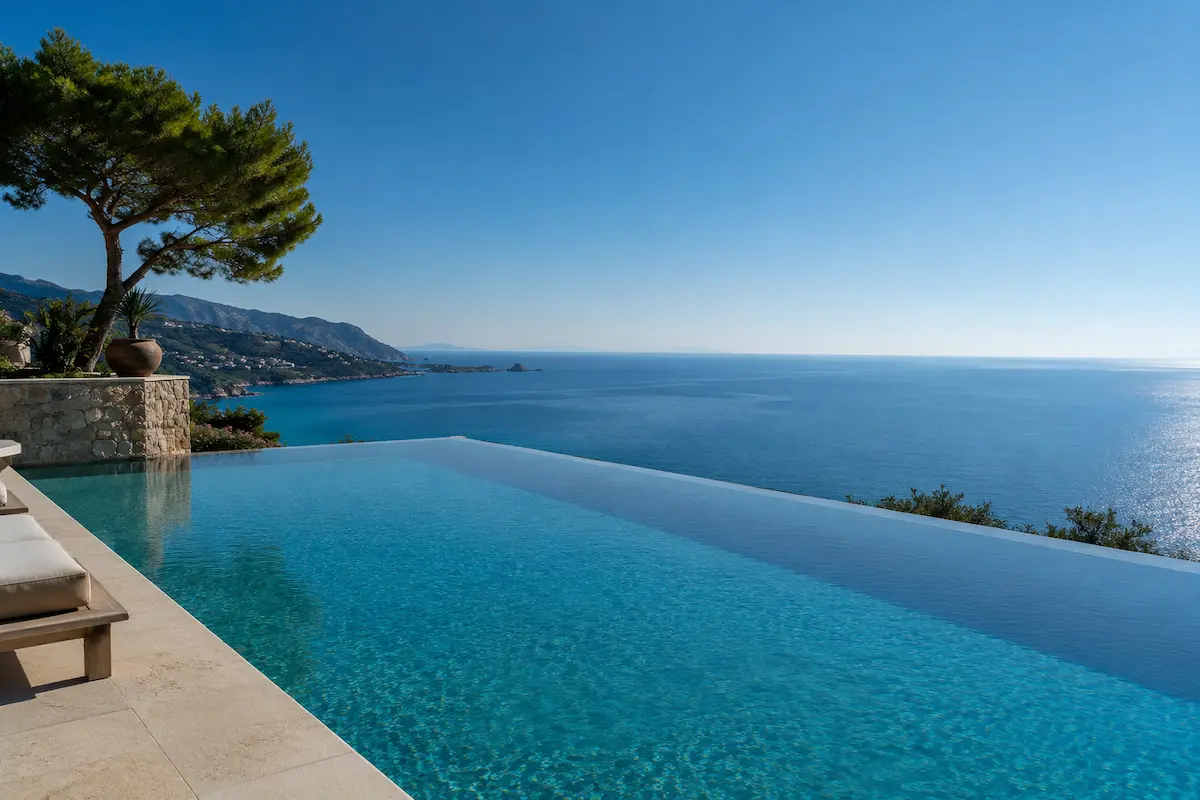 Piscine à débordement vue mer — villa de luxe Saint-Tropez